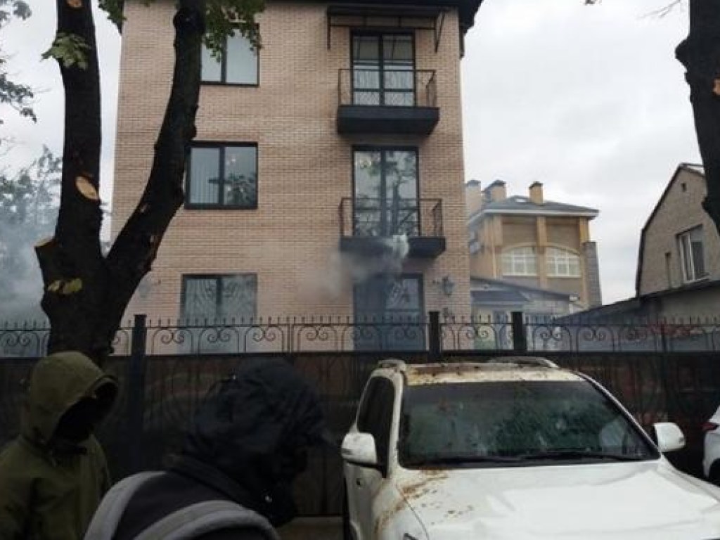  «Фекальная атака» на авто российских дипломатов в Киеве: в сети появились карикатуры