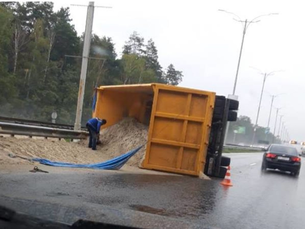 Под Киевом опрокинулся грузовик с песком: образовался затор (ФОТО)
