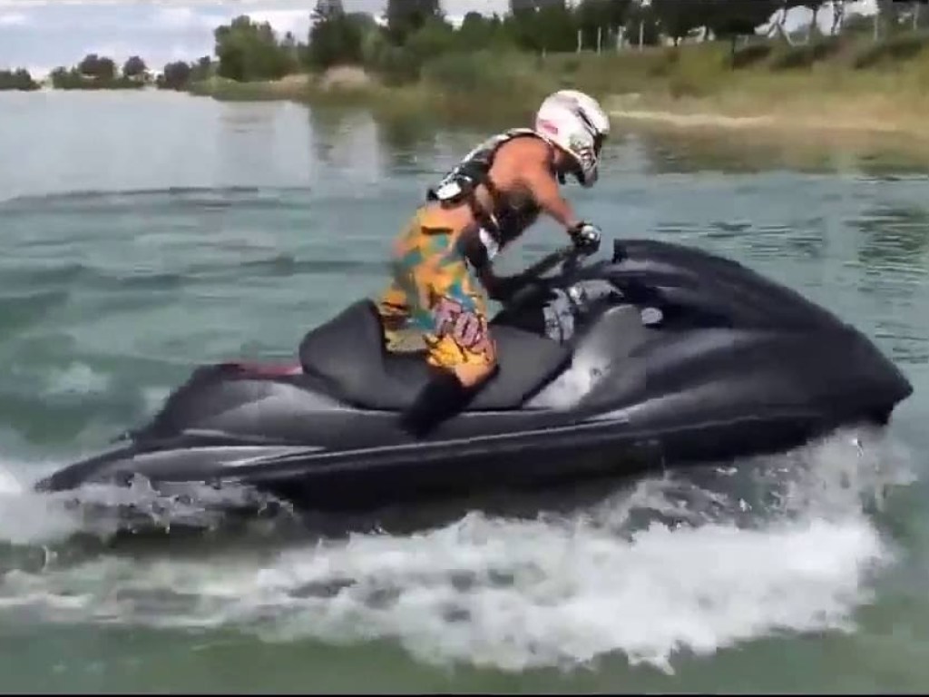 На Киевщине пьяный водитель водного мотоцикла топил рыбаков на лодках (ВИДЕО)