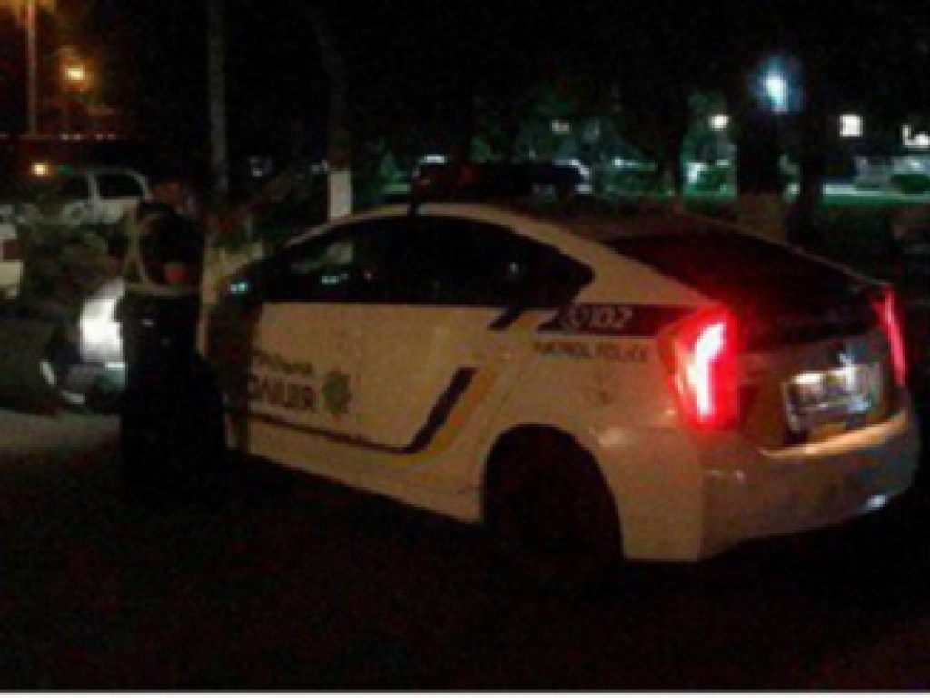 Ночью в Луцке подросток напал на автомобиль полиции (ФОТО)