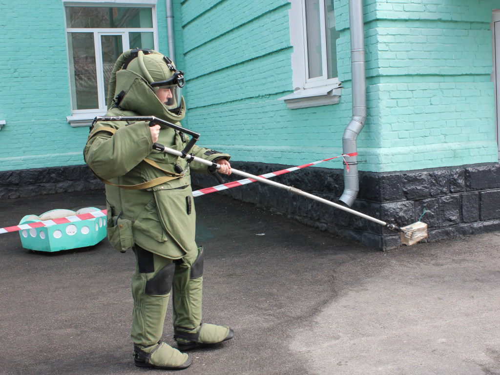 Во Львове под автобусом нашли взрывчатку