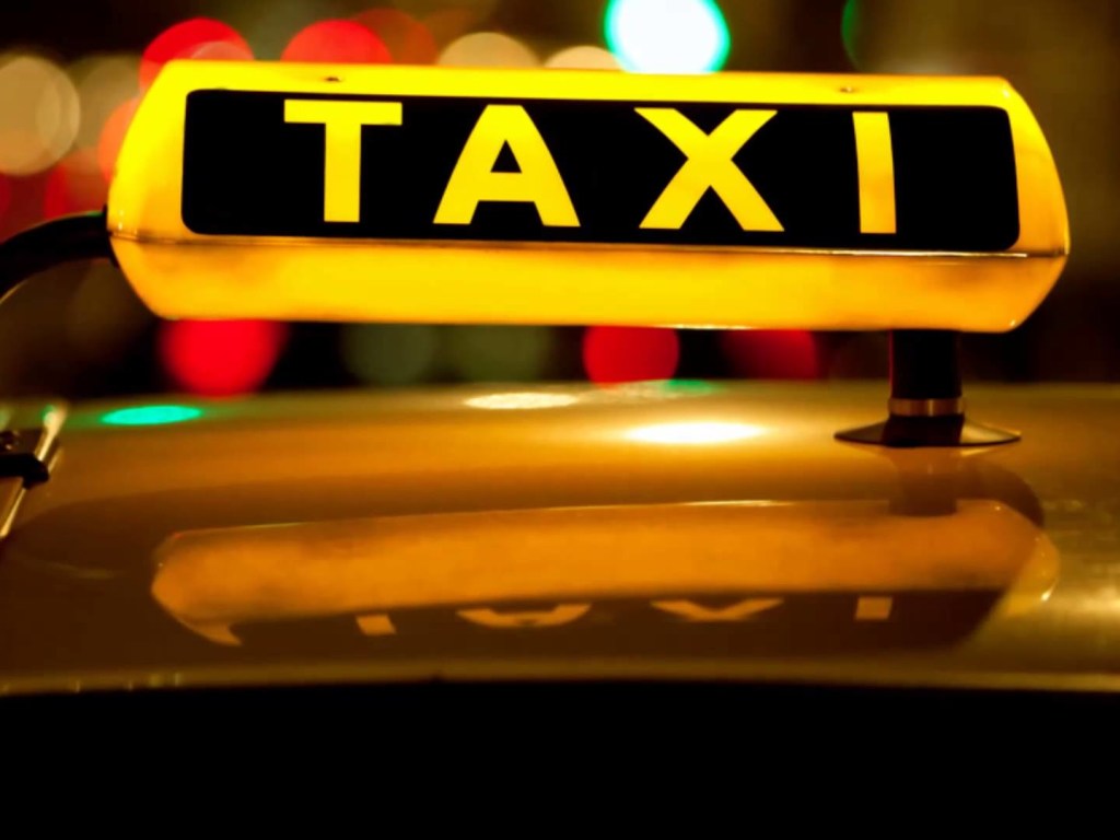 В Днепре из такси высадили пьяных мужчин: один из них погиб