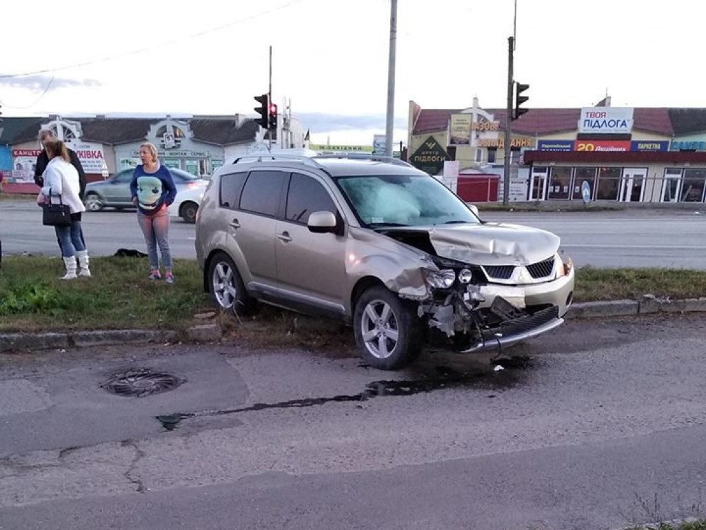В Тернополе возле супермаркета столкнулись два автомобиля (ФОТО)