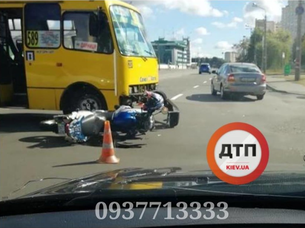 В Киеве маршрутка сбила мотоциклиста (ФОТО)
