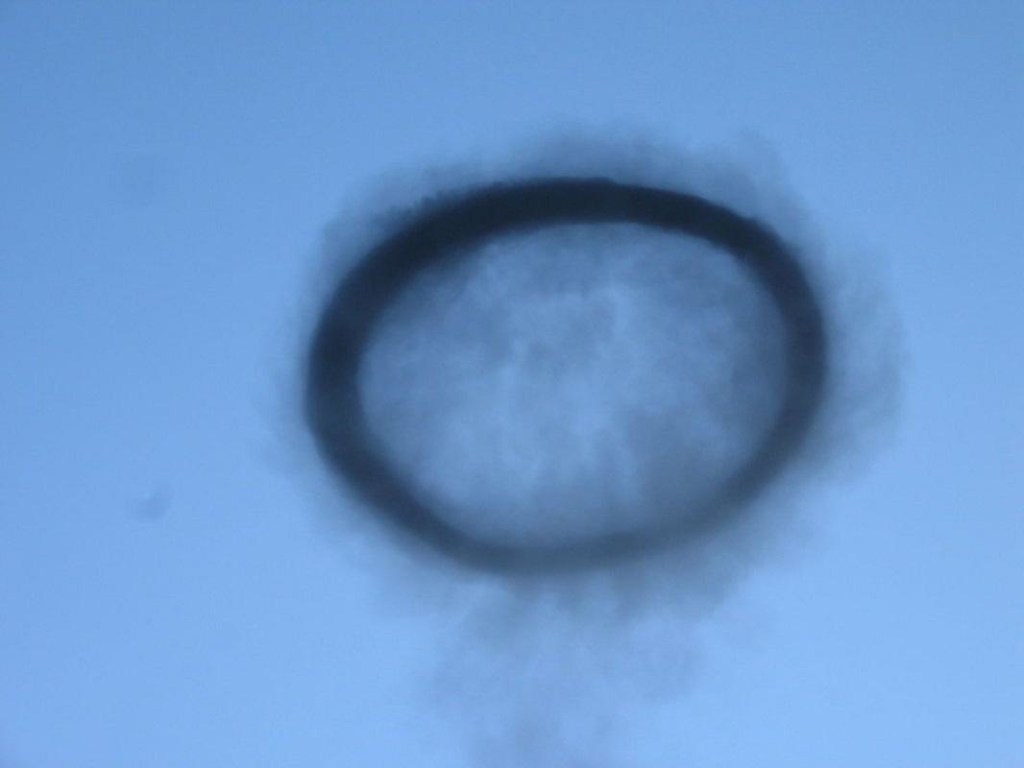 Они рядом: Зловещий чёрный круг в небе напугал жителей Канады (ВИДЕО)