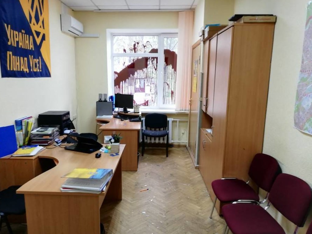 Окна запачкали красной краской: на общественную приемную нардепа в Киеве совершили нападение (ФОТО)