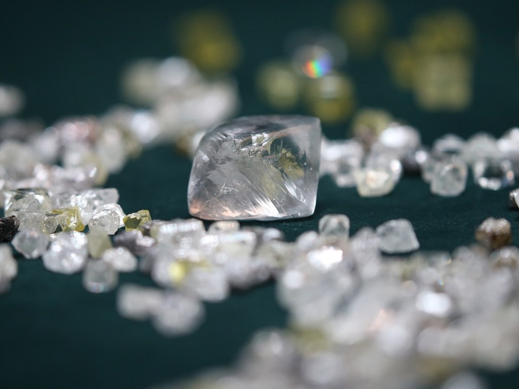 Алмаз в 3 карата лежал под ногами: пенсионерка нашла ценный камень на прогулке