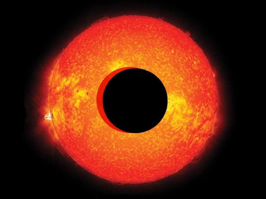 В 100 раз больше Земли: Спутники NASA засняли у Солнца огромный портал (ВИДЕО)