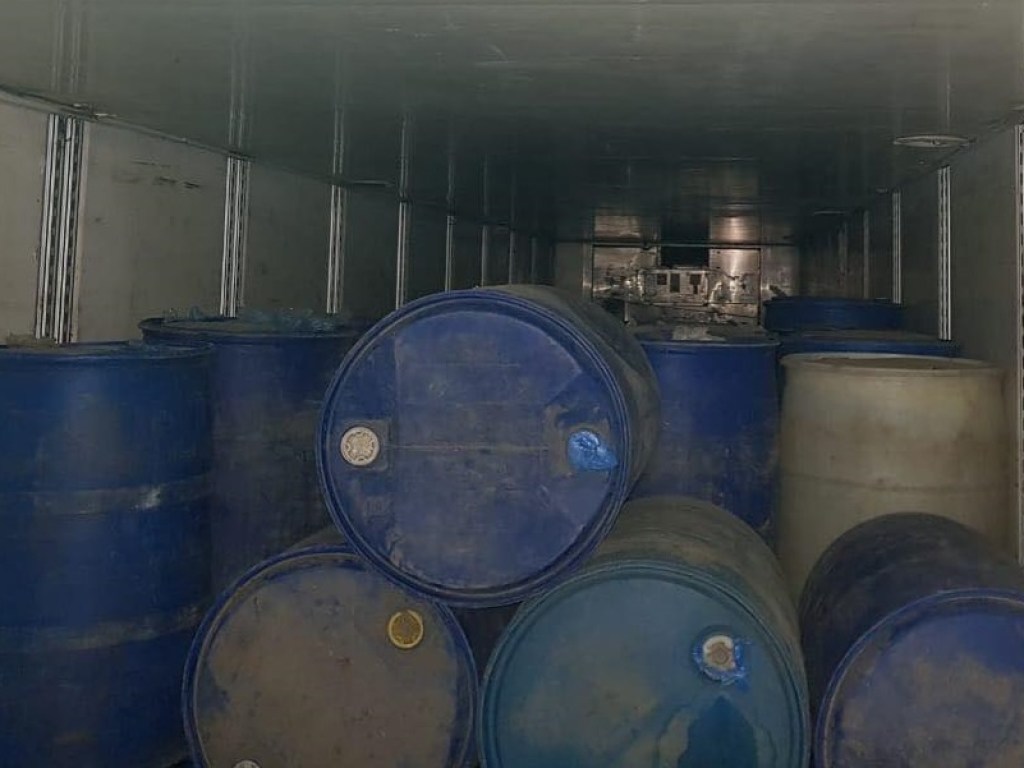 По трассе «Одесса-Киев» везли сырье для контрафактного алкоголя, задержан грузовик с тоннами спирта (ФОТО)