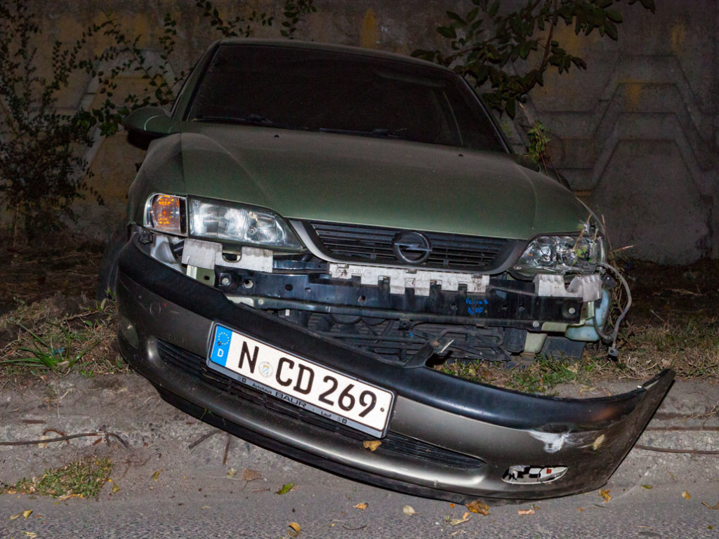 В Днепре мужчина за рулем Opel на бешеной скорости убегал от погони и попал в ДТП (ФОТО, ВИДЕО)