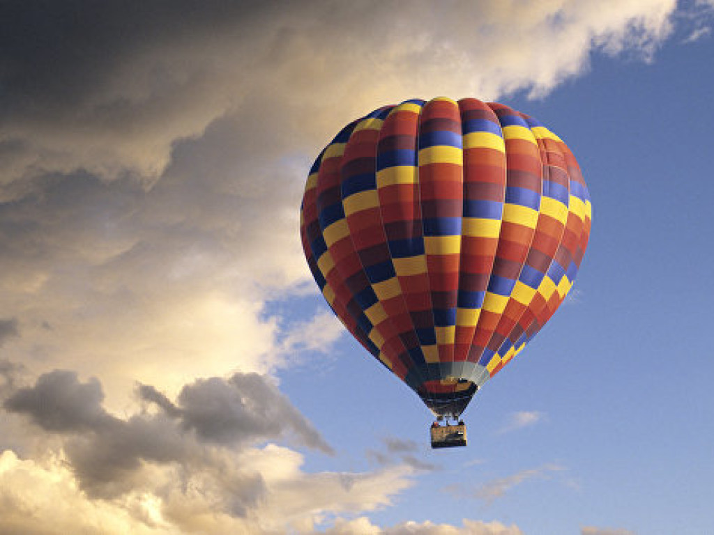 Воздушный шар с шестью пассажирами застрял в высоковольтных проводах в Германии (ВИДЕО)