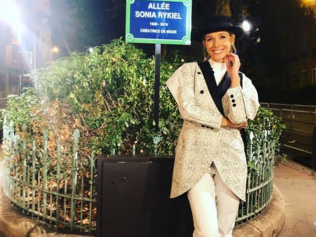 Неделя моды: Катя Осадчая позировала в Париже, надев полусапожки, шляпу и пиджак (ФОТО)