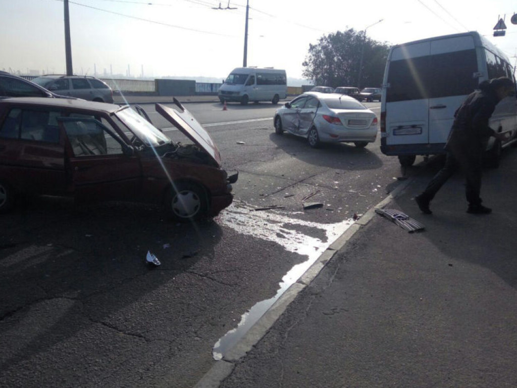 В Запорожье маршрутка с пассажирами попала в ДТП, есть пострадавшие (ФОТО)
