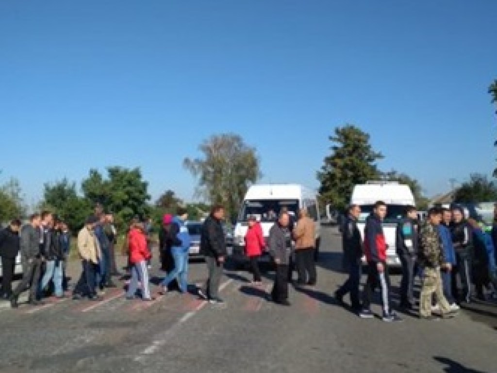 В Черкасской области митингующие перекрыли трассу