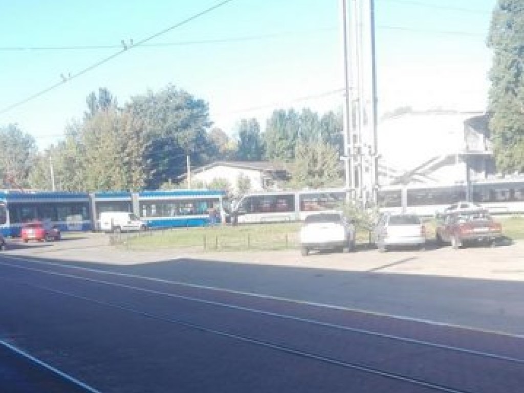 Водитель отвлекся: в столице столкнулись скоростные трамваи (ФОТО)
