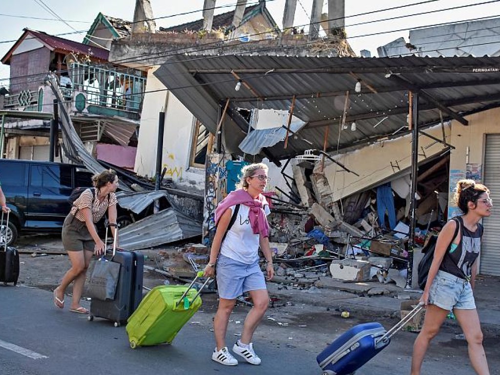 Число жертв землетрясения в Индонезии превысило 1 200 человек