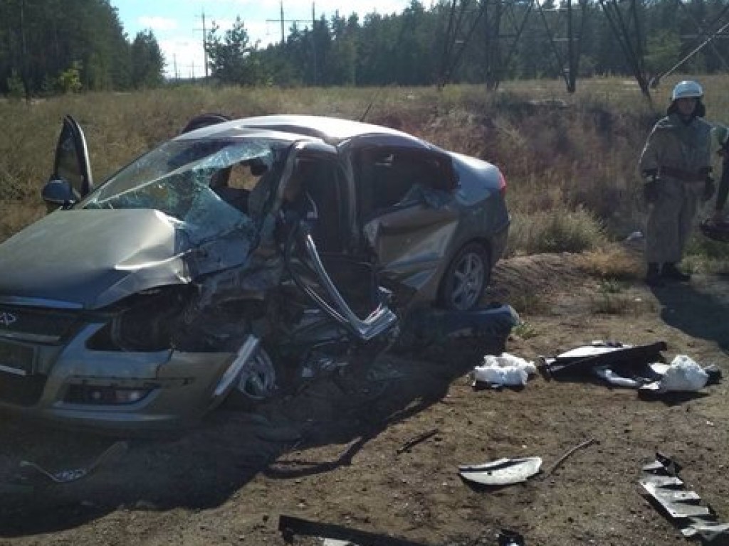 На автодороге Лиман-Славянск столкнулись две легковушки: один человек погиб, четверо пострадали (ФОТО)