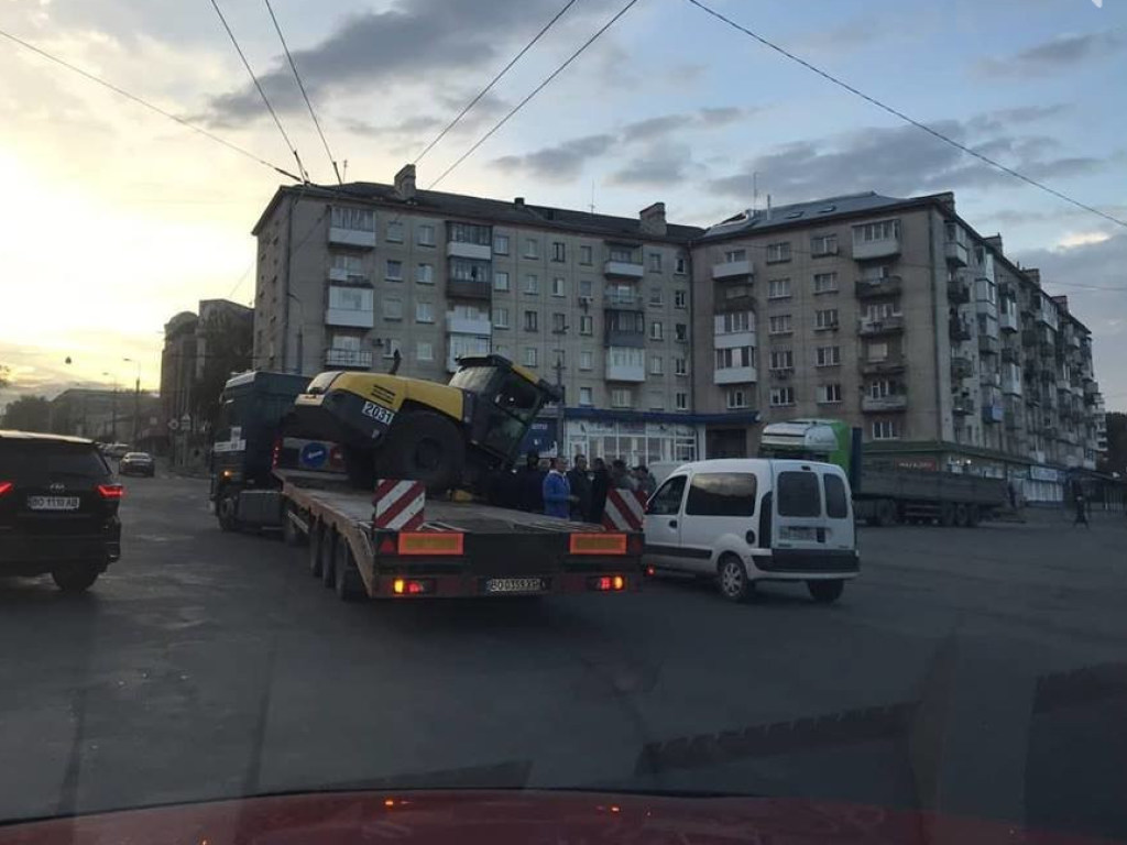 В Тернополе каток для трамбовки асфальта упал посреди улицы с грузовика