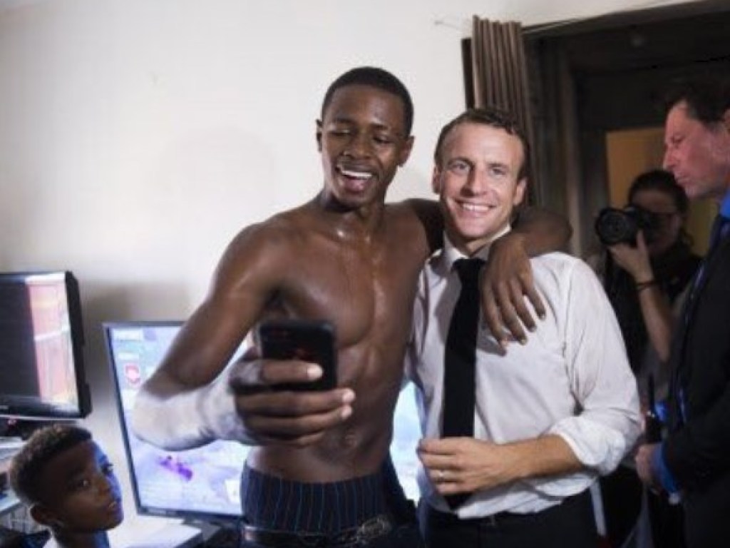Снимки Макрона с темнокожими парнями с голым торсом вызвали недоумение среди французов (ФОТО)