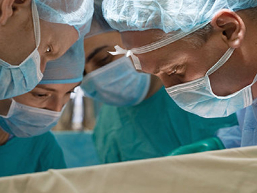 Хирурги удлинили девушке руку с помощью погружного гвоздя