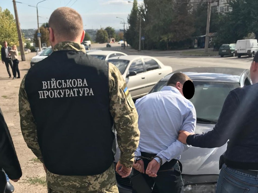 В Запорожье на взятке в размере 3500 долларов задержали прапорщика Нацгвардии