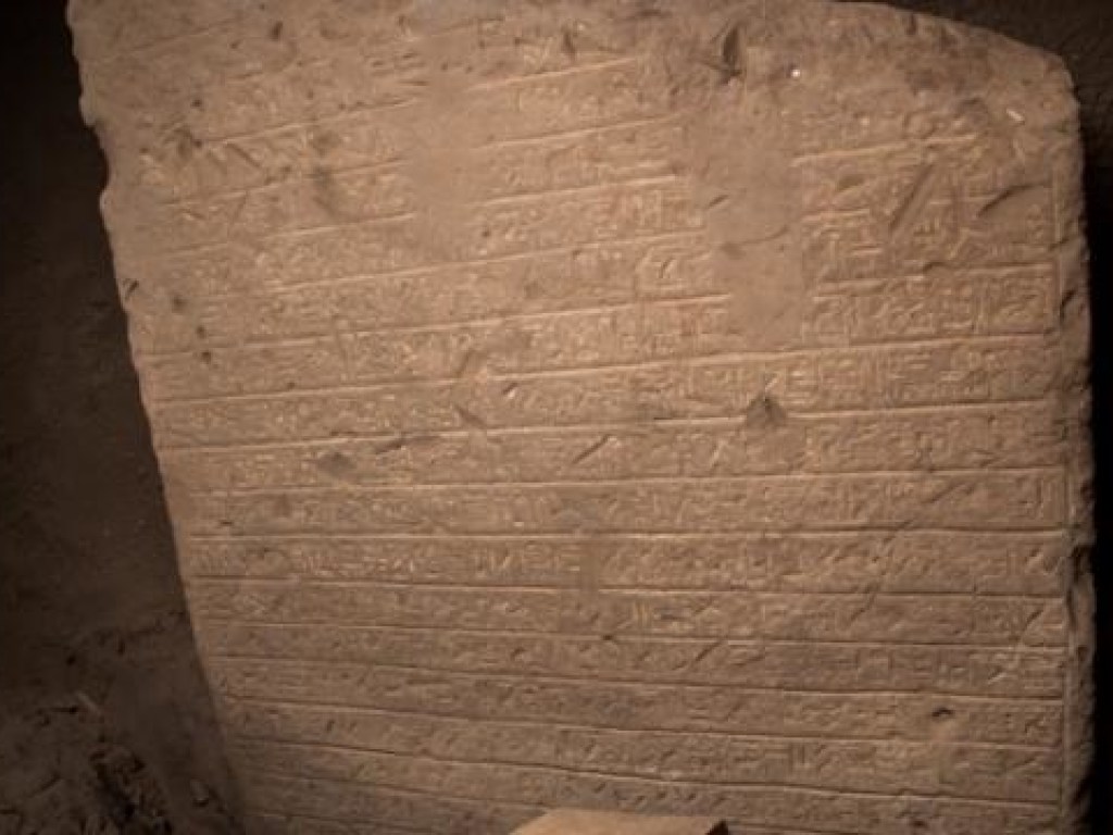 В Египте нашли две огромные каменные картины эпохи Птолемея IV (ФОТО)