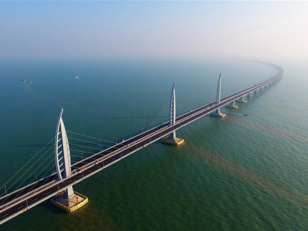 Пятьдесят пять километров: в Китае появился самый длинный в мире мост над морем (ВИДЕО)