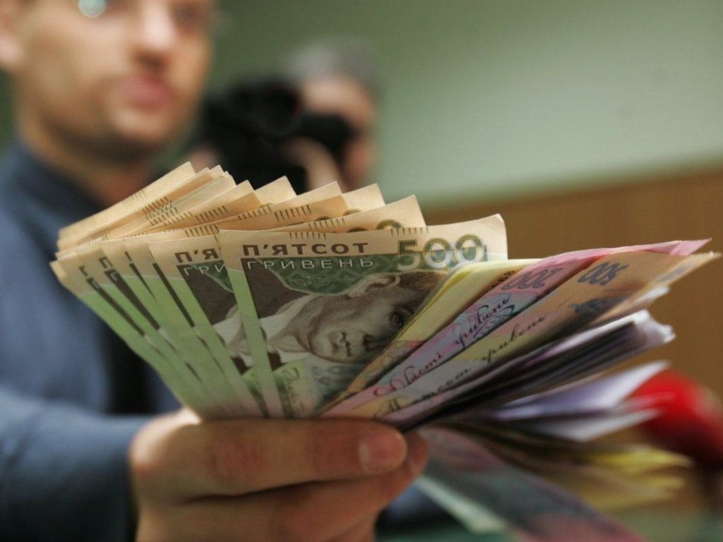 Премьер-министр спрогнозировал увеличение средней зарплаты до 10 000 гривен к концу года