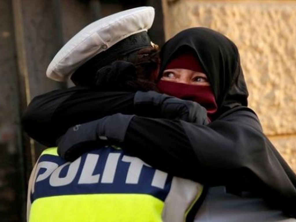 В Дании против женщины-полицейского начали расследование за объятия с мусульманкой