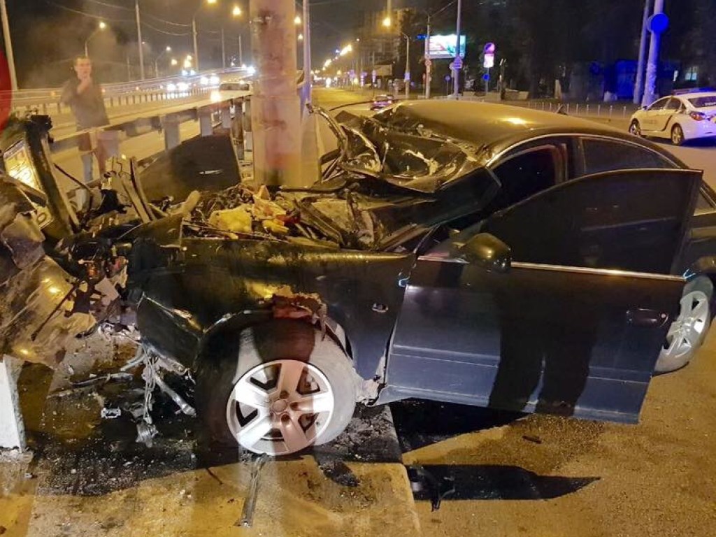 В Киеве пьяный полицейский на Audi врезался в отбойник (ФОТО)