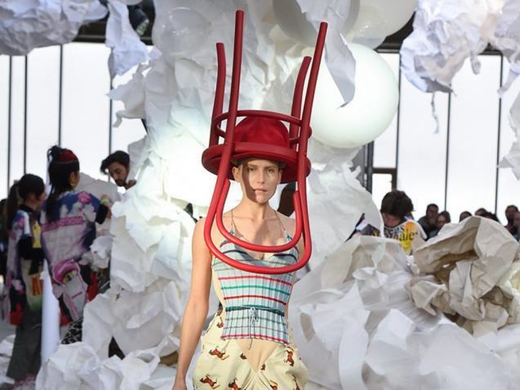 Стул на голове и бумажные декорации: Vivienne Westwood представила в Париже новую коллекцию (ФОТО)