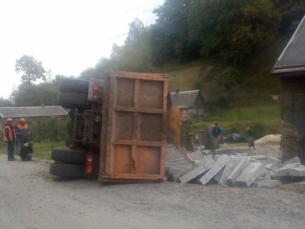 Во Львовской области перевернулся грузовик со стройматериалами (ФОТО)
