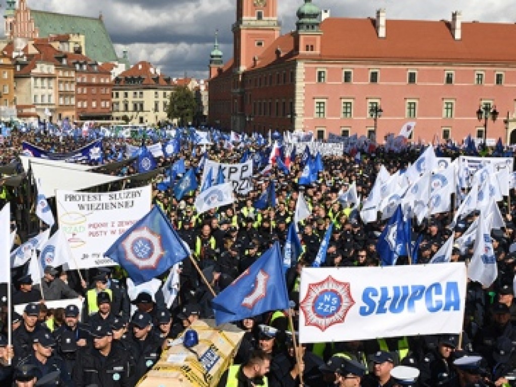 Крупнейшая в польской истории акция протеста: в Варшаве бастуют полицейские (ФОТО)