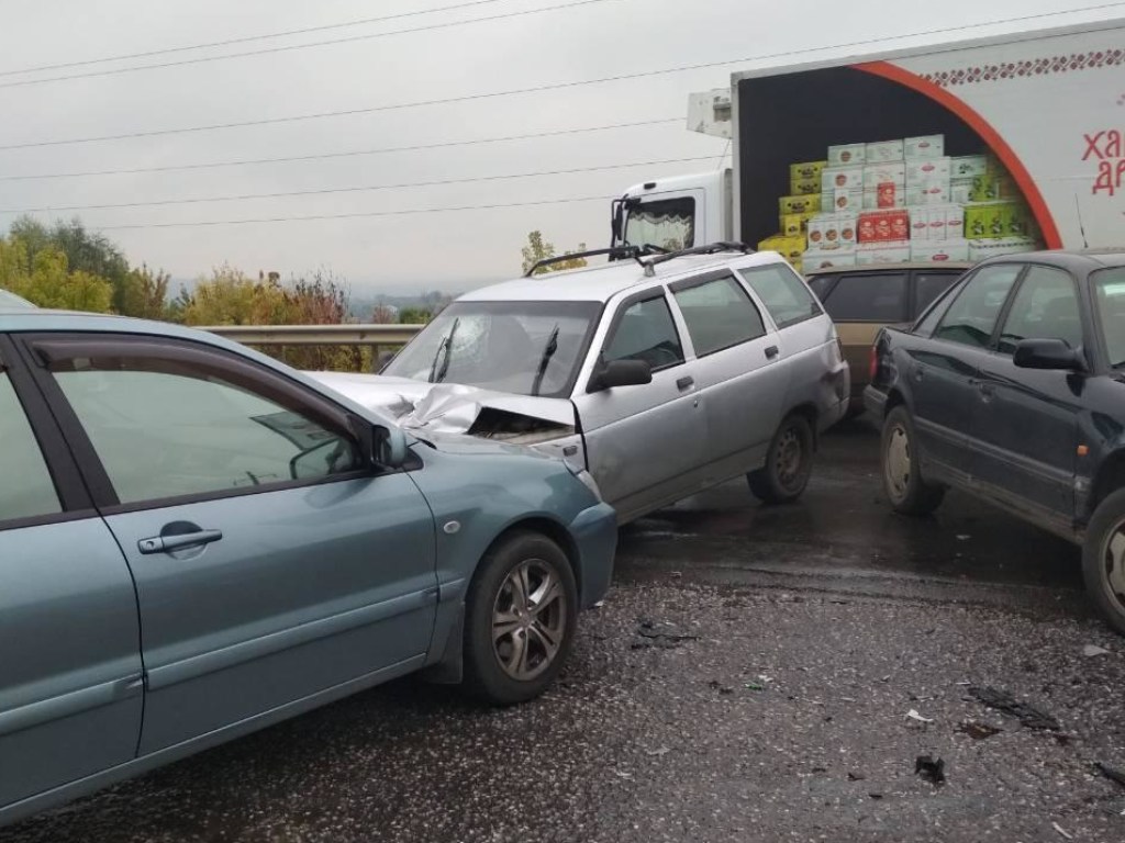 В Харькове произошло столкновение трех автомобилей, есть пострадавшие