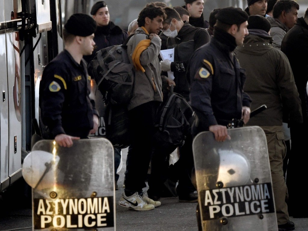 В Греции задержали украинское судно с более 60 мигрантами