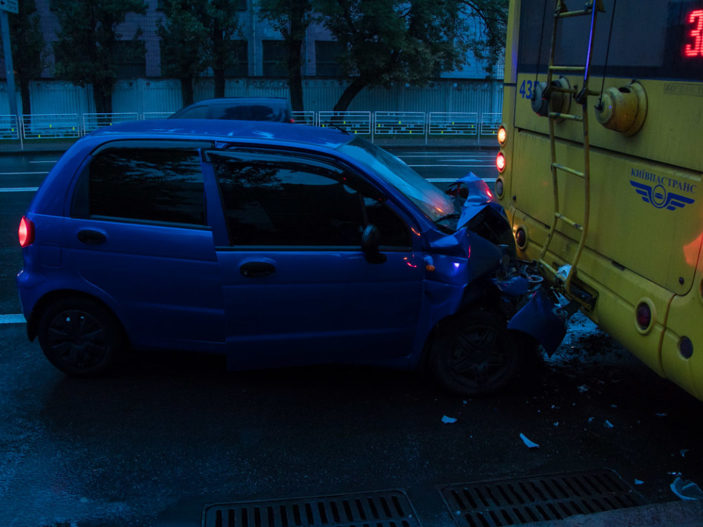 В Киеве Matiz протаранил троллейбус с пассажирами: пострадал водитель (ФОТО, ВИДЕО)