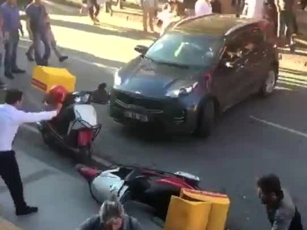 В Стамбуле автомобиль протаранил толпу на тротуаре, пострадали 5 человек (ФОТО)