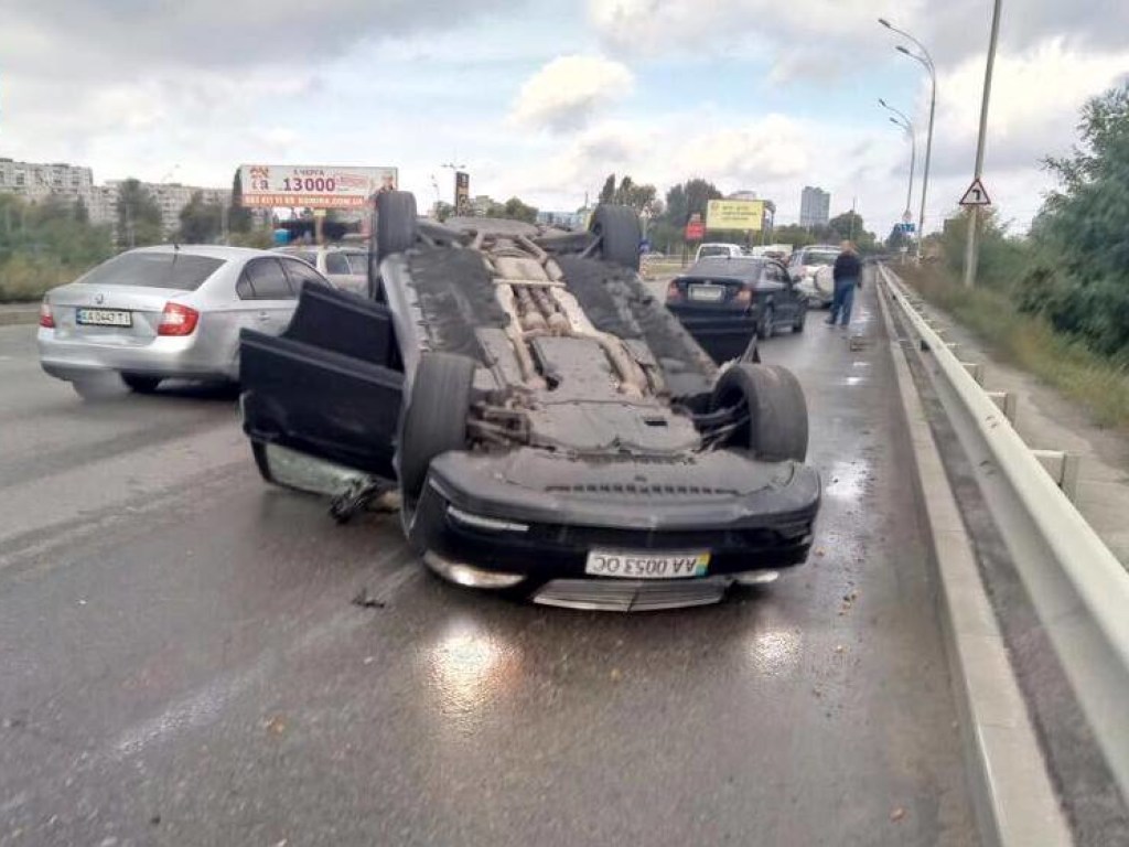 В Киеве на Позняках посреди дороги опрокинулся Mercedes (ФОТО)