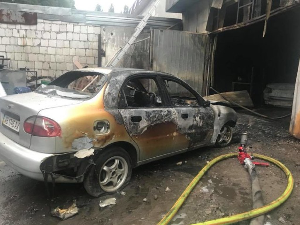 Два элитных Porsche и еще пять автомобилей сгорели на СТО в Киеве  (ФОТО)
