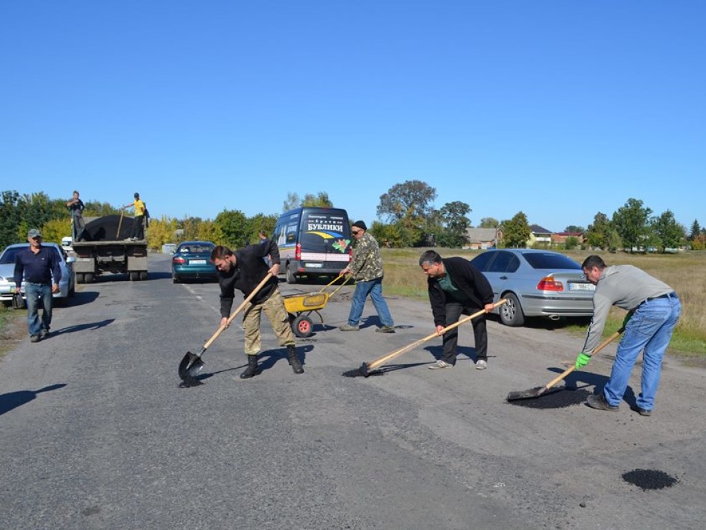 Не выдержали: На Полтавщине местные жители самостоятельно ремонтируют дорогу (ФОТО)