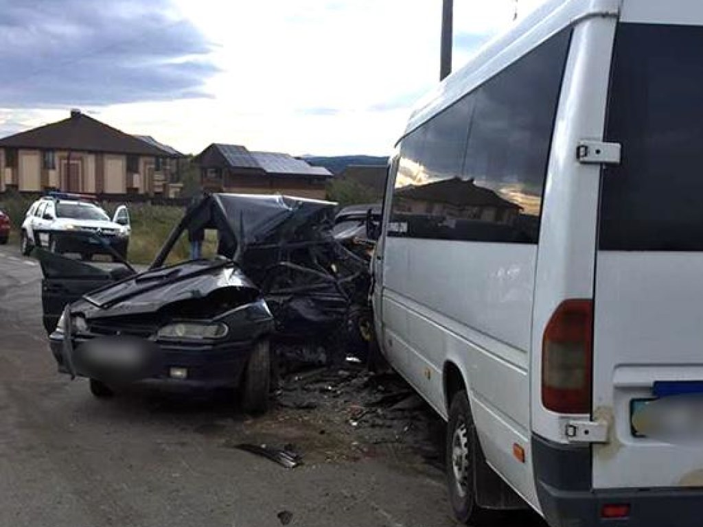 В Ивано-Франковской области столкнулись автобус и легковушка, 8 человек пострадали (ФОТО)
