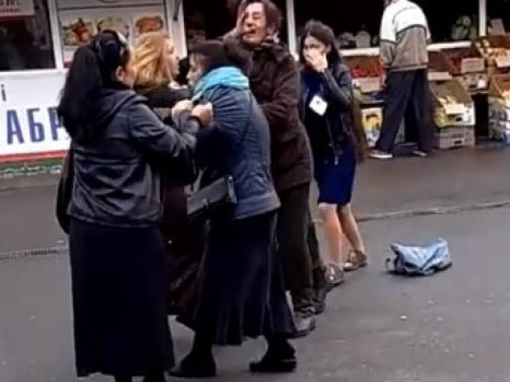 В Кременчуге женщины устроили массовую драку из-за орехов  (ВИДЕО)