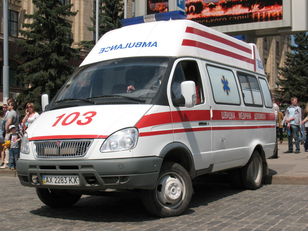 В Ивано-Франковске водитель иномарки на «евробляхе» врезался в столб: мужчину госпитализировали