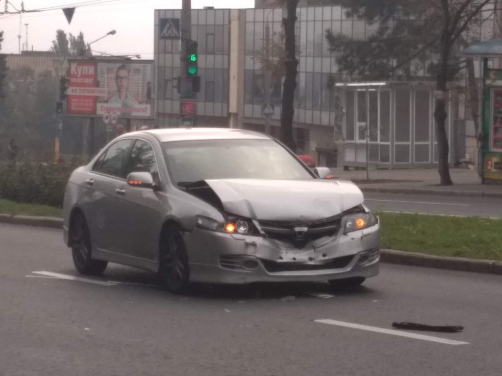 В Запорожье автомобиль Honda врезался в маршрутку