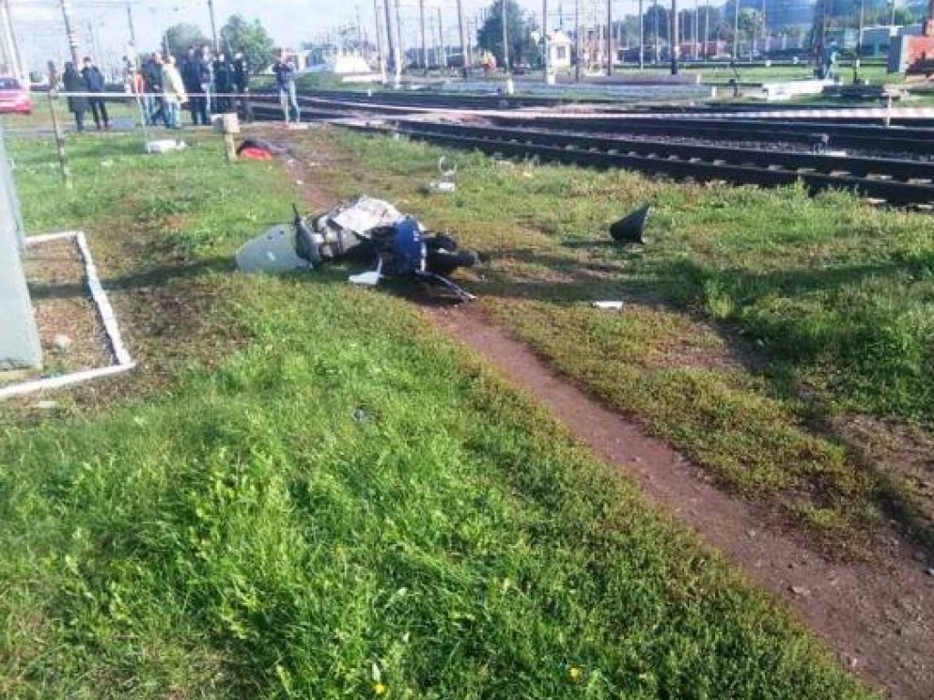 На Киевщине на переходе поезд снес женщину на мопеде (ФОТО)