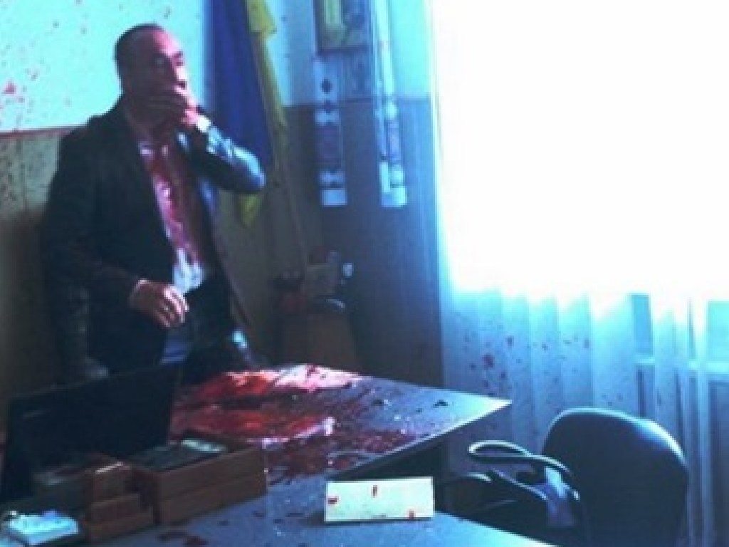 Залили компьютер, флаг и Шевенко: Под Винницей мэра города Гнивань облили кровью (ФОТО)