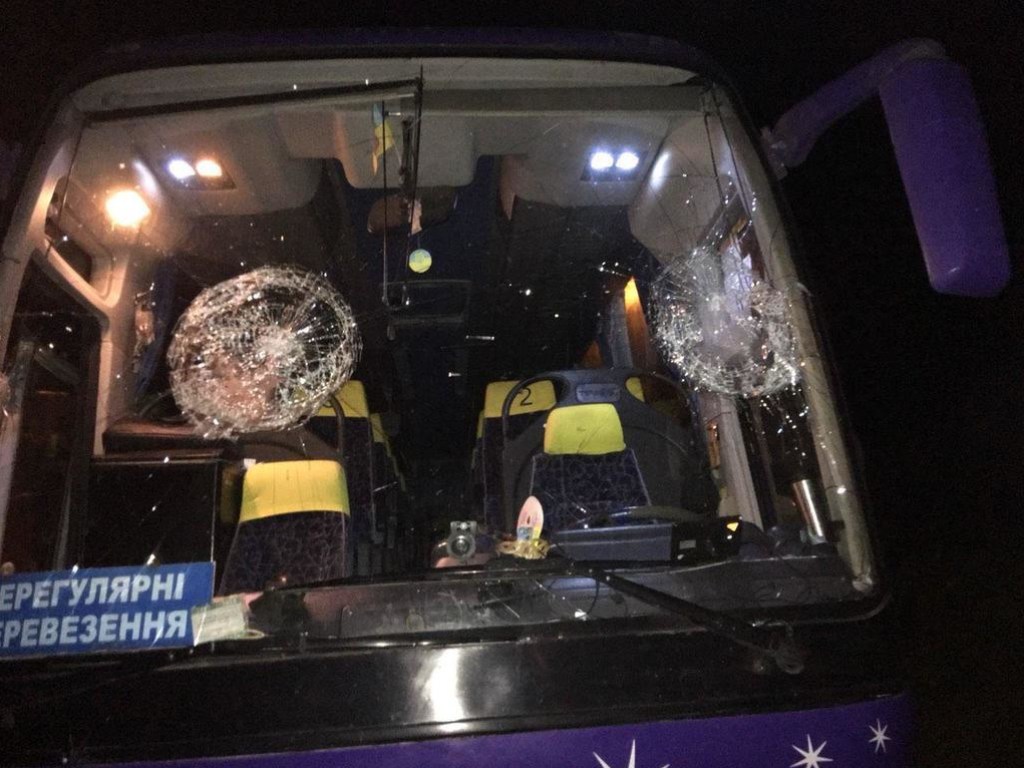 В Ровно автобус с прихожанами УПЦ забросали камнями радикалы в балаклавах – СМИ (ФОТО, ВИДЕО)