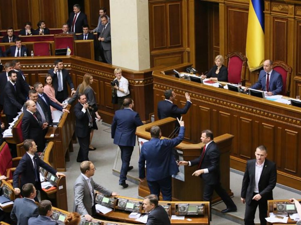 Верховная рада утвердила приветствие «Слава Украине» для ВСУ и Нацполиции
