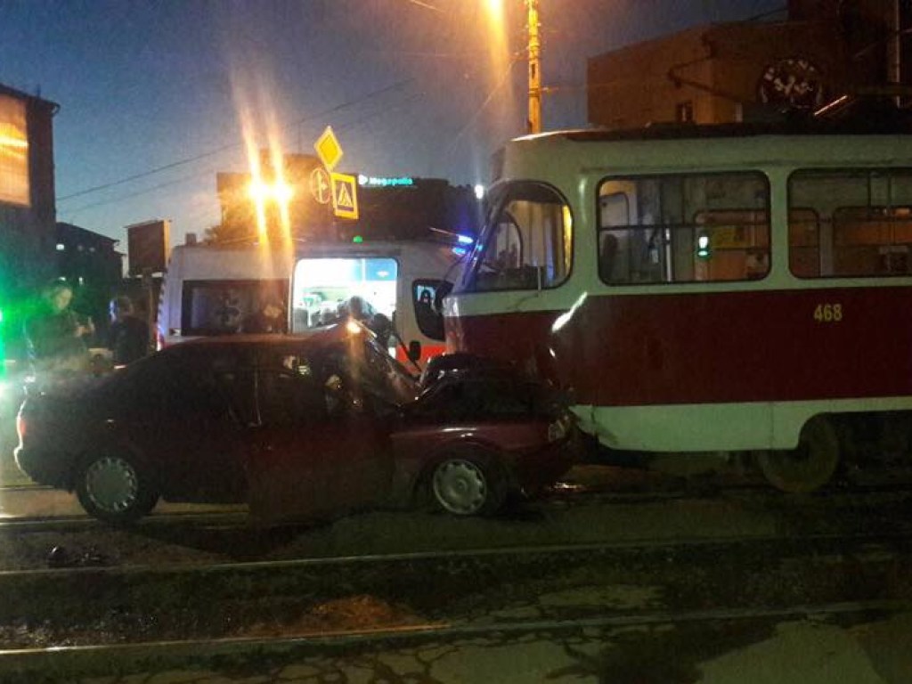 В Харькове иномарка «впечаталась» в трамвай: пострадали три человека (ФОТО)