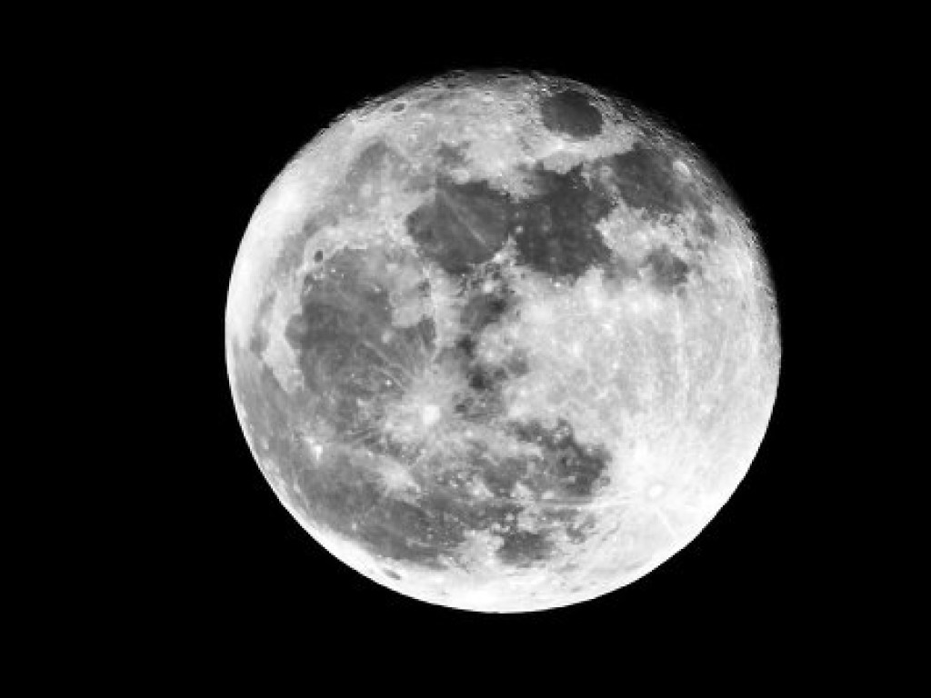Овальный НЛО во время движения заметили на Луне (ВИДЕО)
